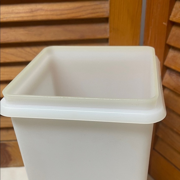 Vintage Tupperware Food Storage Container - Picture 9 of 15